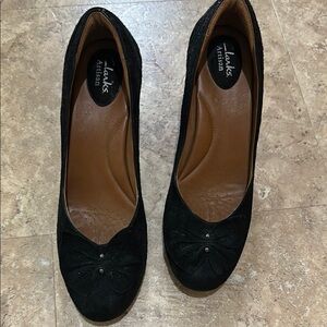 Clarks Black low pumps Classic Minimalist Design